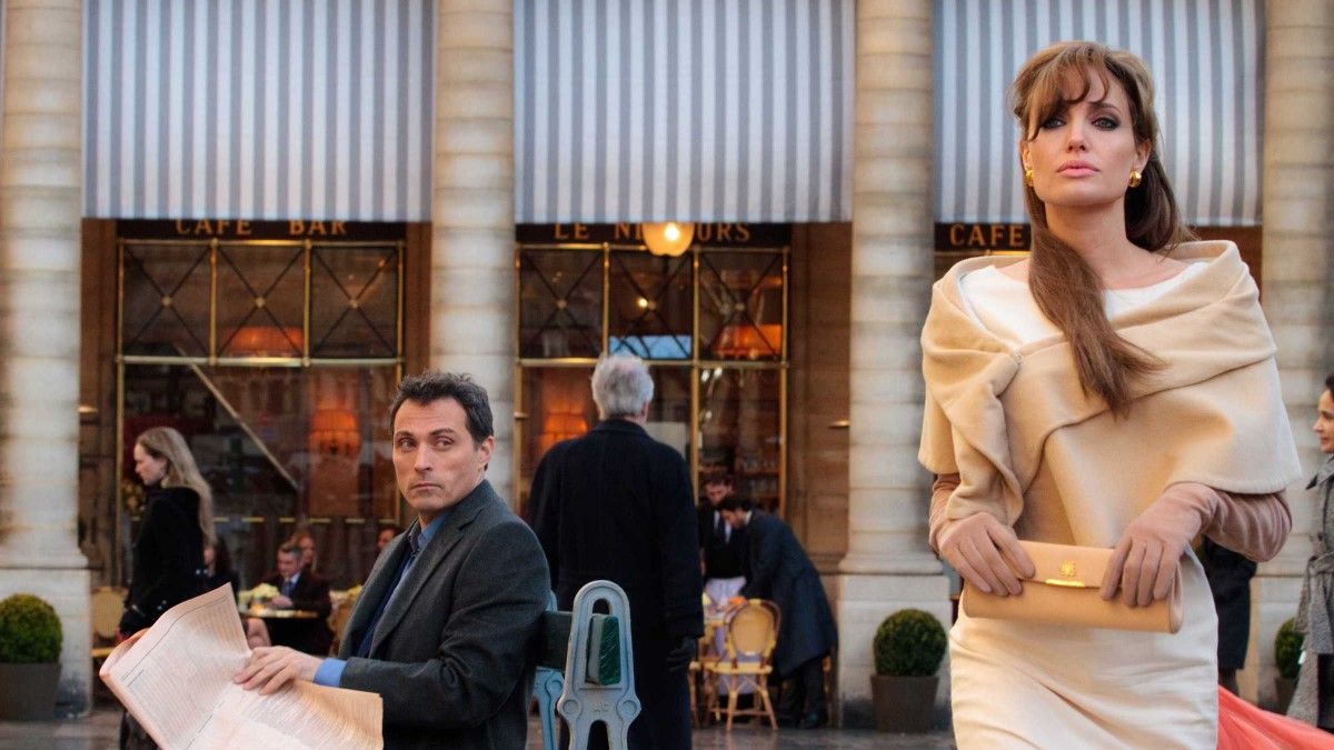 Вбрання Анджеліни Джолі у фільмах: бездоганні фото актриси Вбрання Анджеліни Джолі у фільмах: бездоганні фото актриси