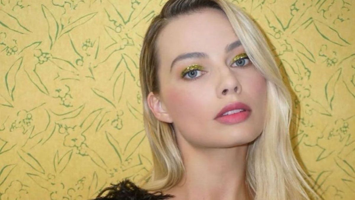 Марго Роббі стала брюнеткою: перші фото зі зйомок фільму Марго Роббі стала брюнеткою: перші фото зі зйомок фільму