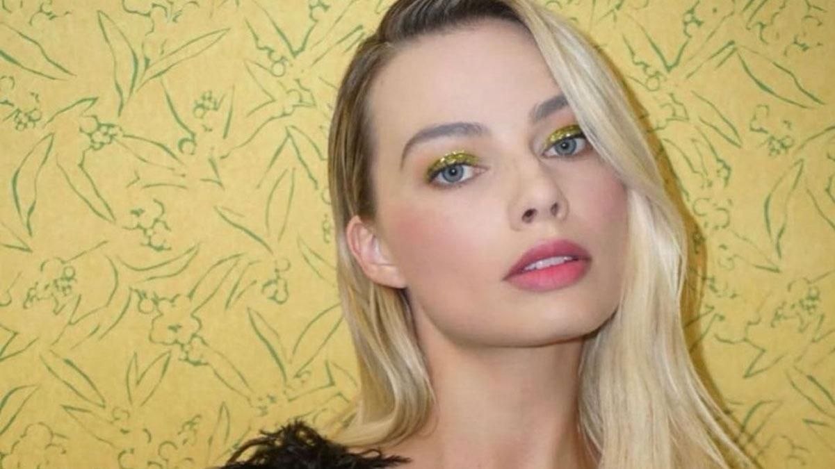 Марго Робби стала брюнеткой: первые фото со съемок фильма Марго Робби стала брюнеткой: первые фото со съемок фильма