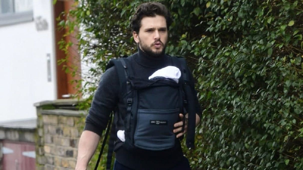 Звезда Игры Престолов Кит Гарингтон на прогулке с сыном и собакой Звезда Игры Престолов Кит Гарингтон на прогулке с сыном и собакой