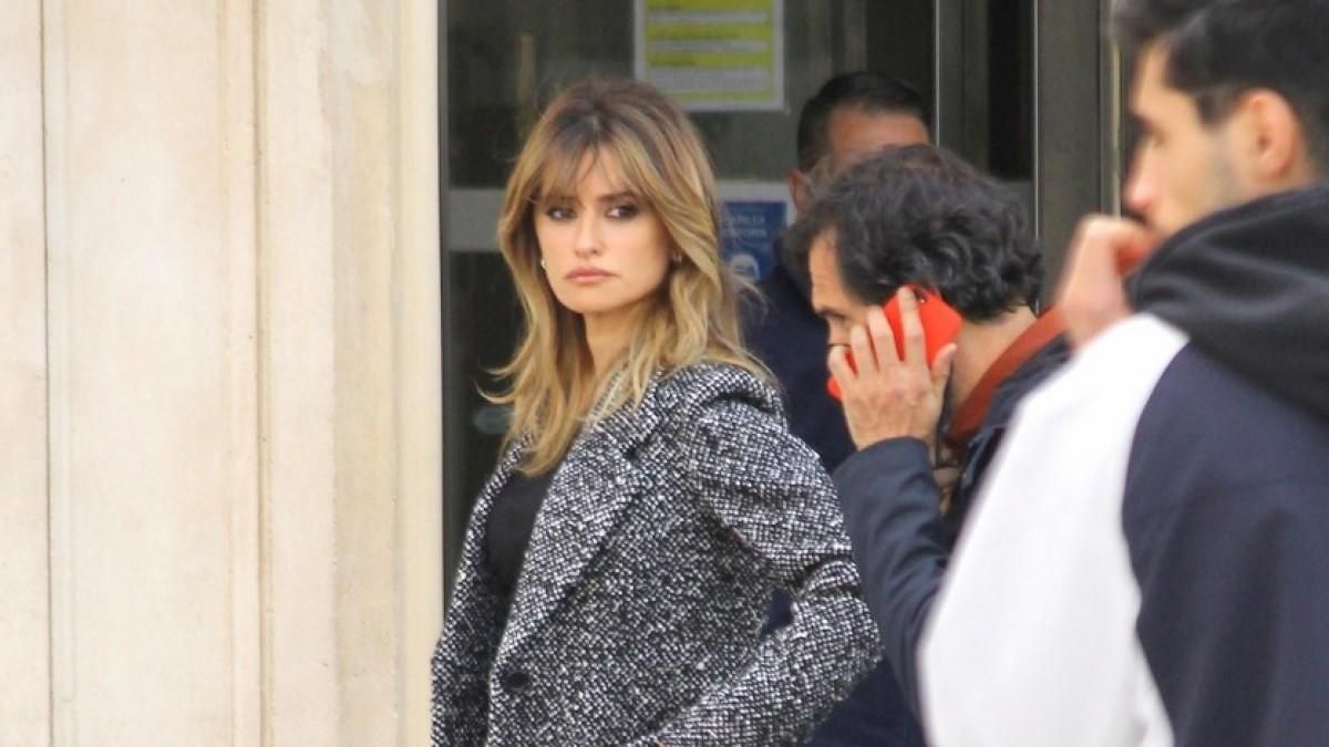 Пенелопа Крус в стильном наряде на съемках Madres Paralelas Пенелопа Крус в стильном наряде на съемках Madres Paralelas