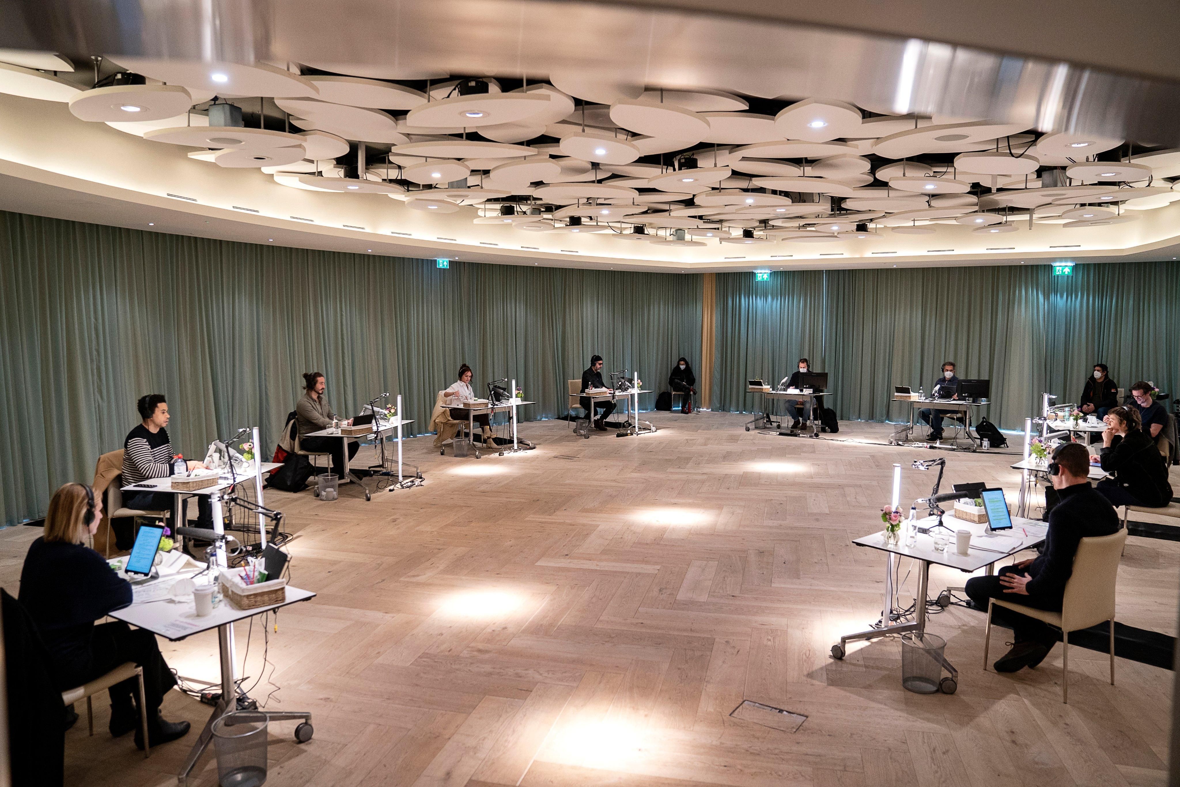 Приквел Игры престолов: фото как актеры читают сценарий Приквел Игры престолов: фото как актеры читают сценарий