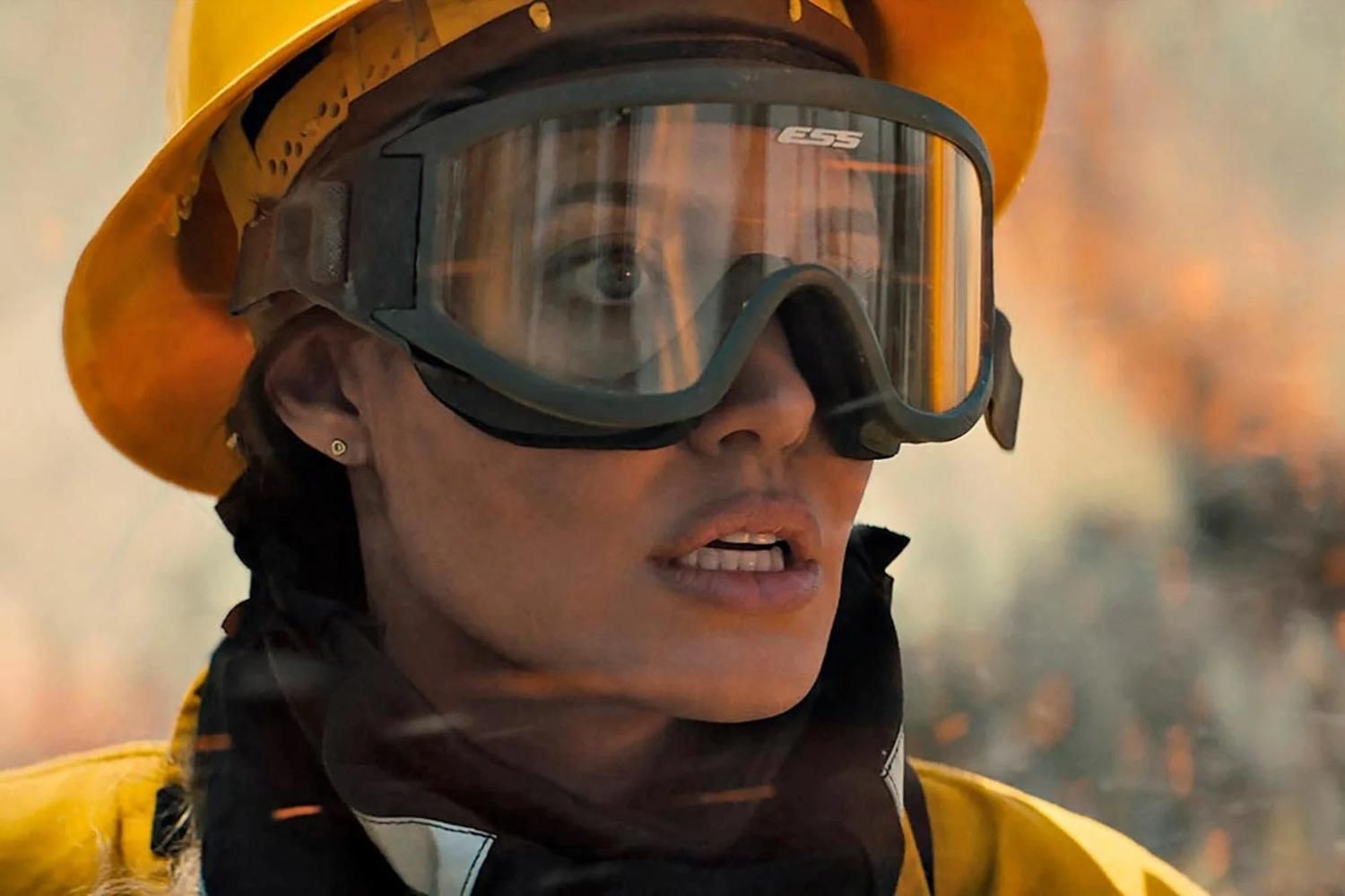 Итервью с Анджелиной Джоли – звездой фильма Те, кто желает мне смерти Итервью с Анджелиной Джоли – звездой фильма Те, кто желает мне смерти