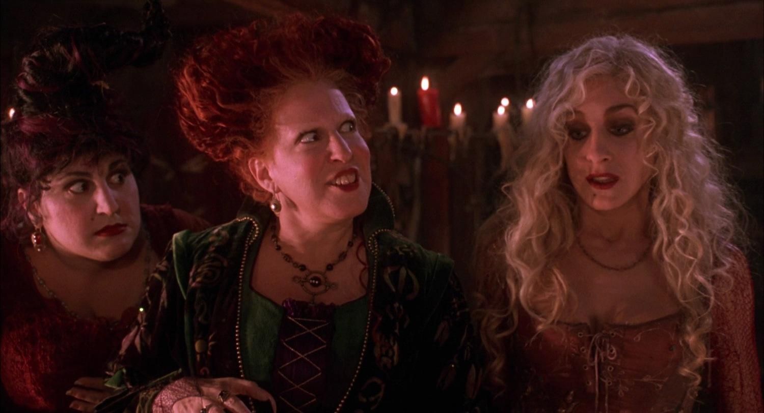 Бетт Мидлер, Сара Джессика Паркер и Кэти Наджими снова сыграют трех сестер-ведьм в Фокус покус 2 Бетт Мидлер, Сара Джессика Паркер и Кэти Наджими снова сыграют трех сестер-ведьм в Фокус покус 2