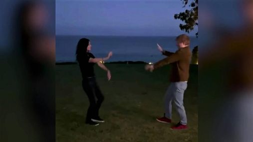 Эд Ширан и Кортни Кокс повторили легендарный танец Роса и Моники: забавное видео
