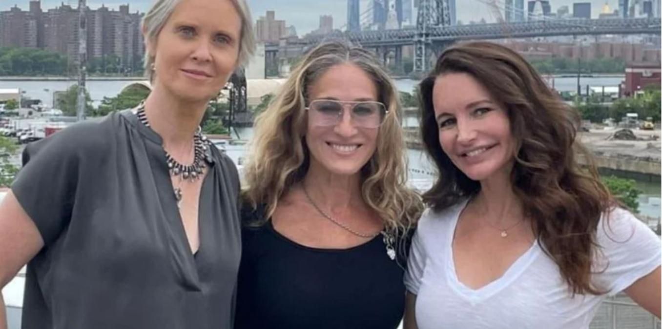 Зірки перезапуску Сексу і місто 2021 зробили спільне фото під час зйомок Зірки перезапуску Сексу і місто 2021 зробили спільне фото під час зйомок