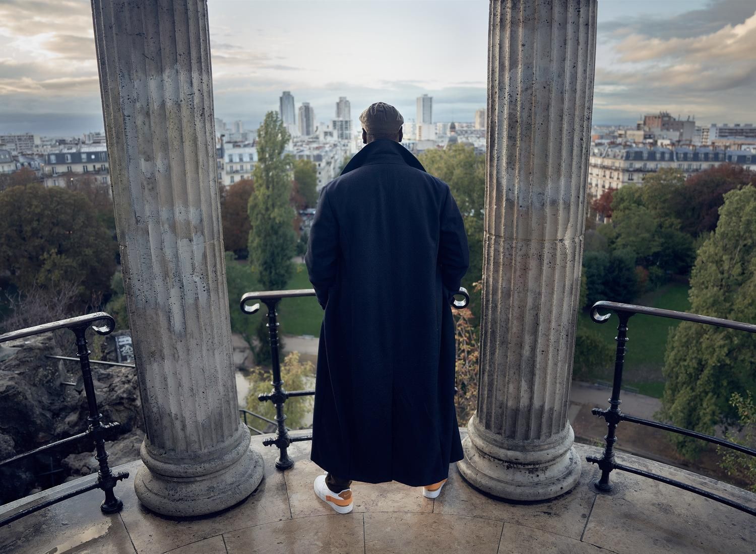 Омар Сі в серіалі "Люпен" насолоджувався ходьбою в кросівках Nike Омар Сі в серіалі "Люпен" насолоджувався ходьбою в кросівках Nike