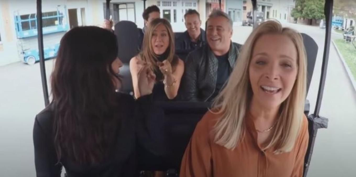 Дженніфер Еністон, Метт Леблан та інші "Друзі" виконали культову пісню серіалу Дженніфер Еністон, Метт Леблан та інші "Друзі" виконали культову пісню серіалу