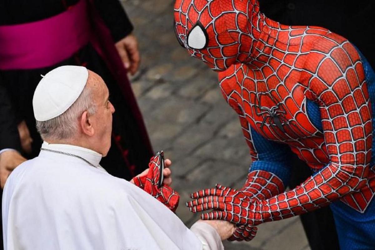 Человек-паук и Папа Франциск: неожиданные фото