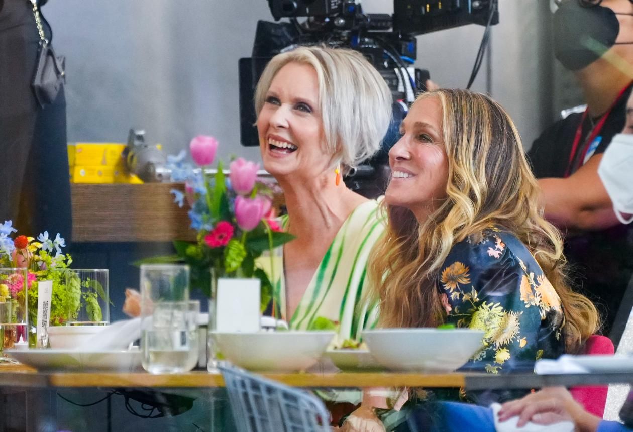 Секс в большом городе 2021: новые кадры со съемок с Сарой Джессикой Паркер Секс в большом городе 2021: новые кадры со съемок с Сарой Джессикой Паркер