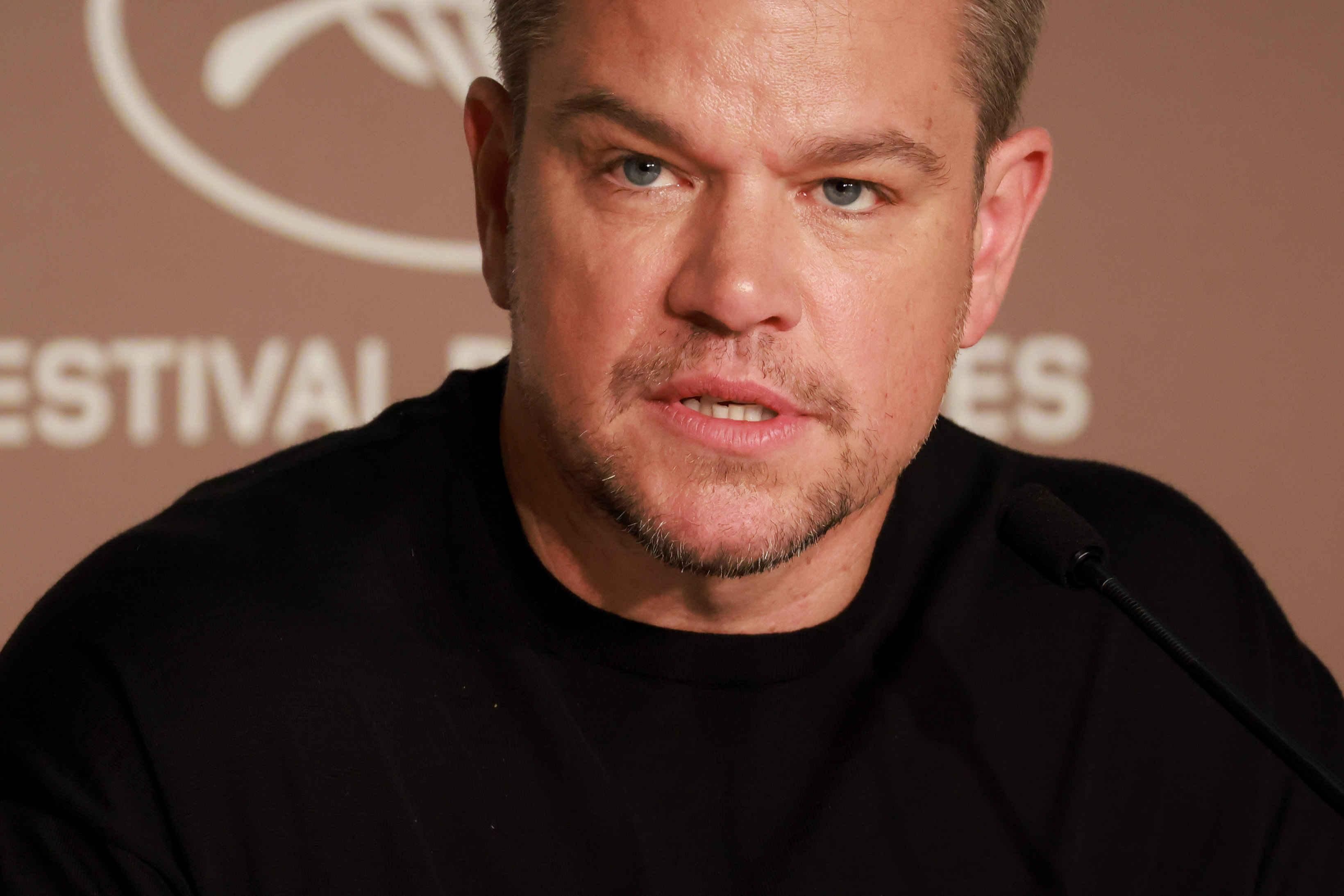 Мэтт Дэймон в пресс-конференции Тихого омута в Каннах 2021 Мэтт Дэймон в пресс-конференции Тихого омута в Каннах 2021