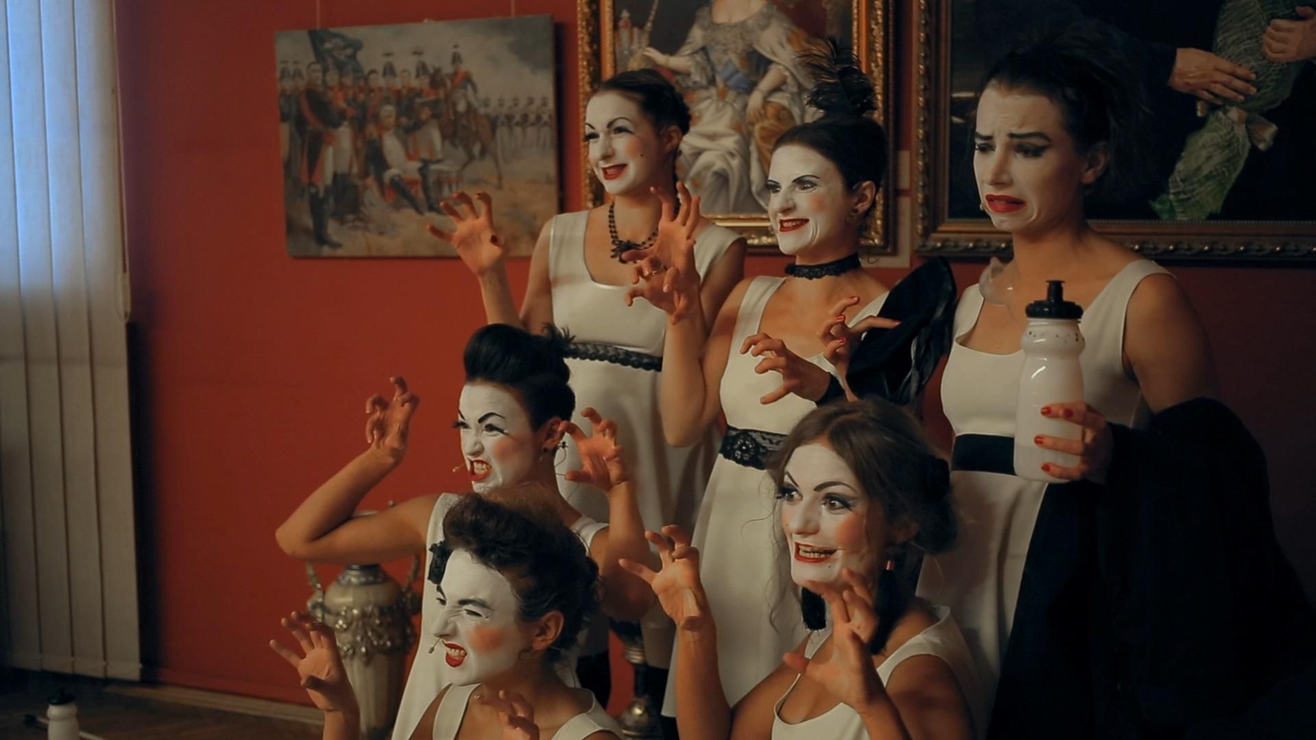 "Черные брови, карие глаза, я к Путину не хочу": чем удивил Одессу фильм-кабаре о Dakh Daughters "Черные брови, карие глаза, я к Путину не хочу": чем удивил Одессу фильм-кабаре о Dakh Daughters