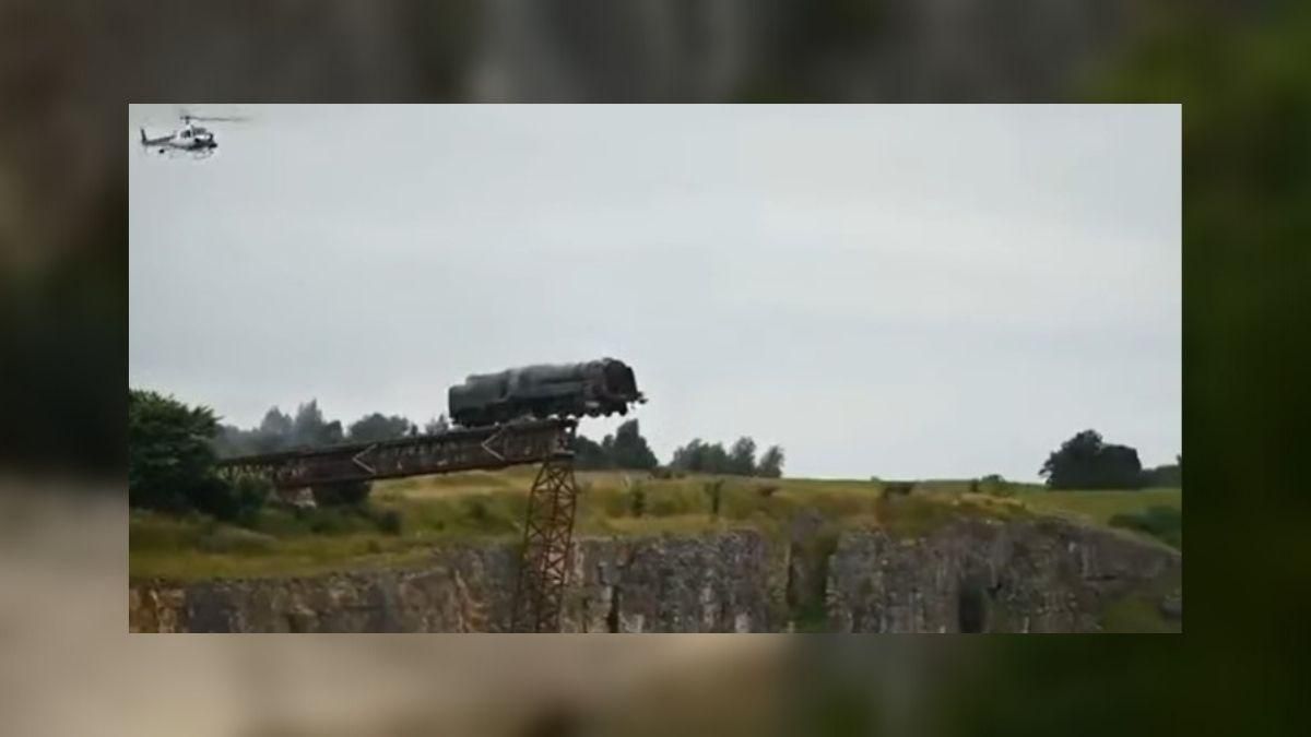 Во время съемок "Миссия невыполнима 7" паровоз пустили с рельсов: впечатляющее видео Во время съемок "Миссия невыполнима 7" паровоз пустили с рельсов: впечатляющее видео