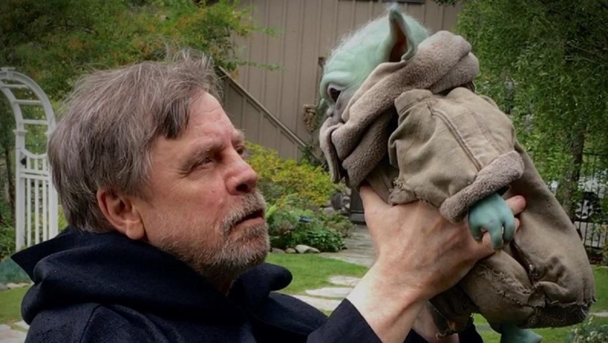 Режиссер "Мандалорца" поделился фотографией Марка Хэмилла с малышом Йодой Режиссер "Мандалорца" поделился фотографией Марка Хэмилла с малышом Йодой