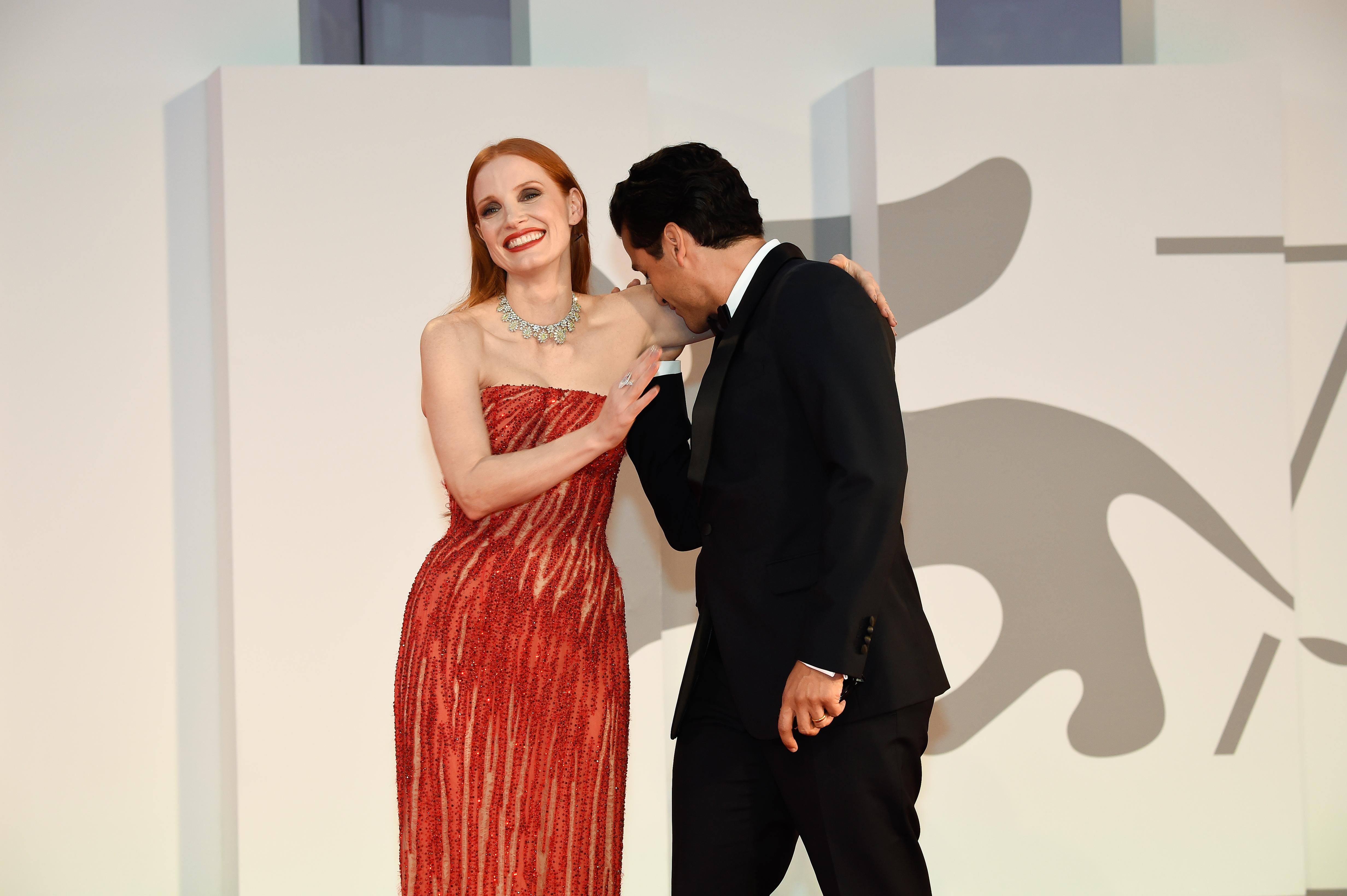 Джессика Честейн и Оскар Айзек: нежный поцелуй на премьере в Венеции – вирусное видео