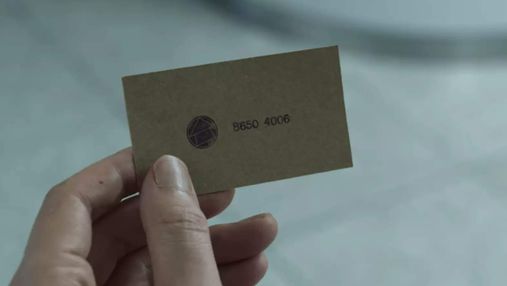 Netflix изменит сцену с реальным номером телефона на визитке в сериале "Игра в кальмара"