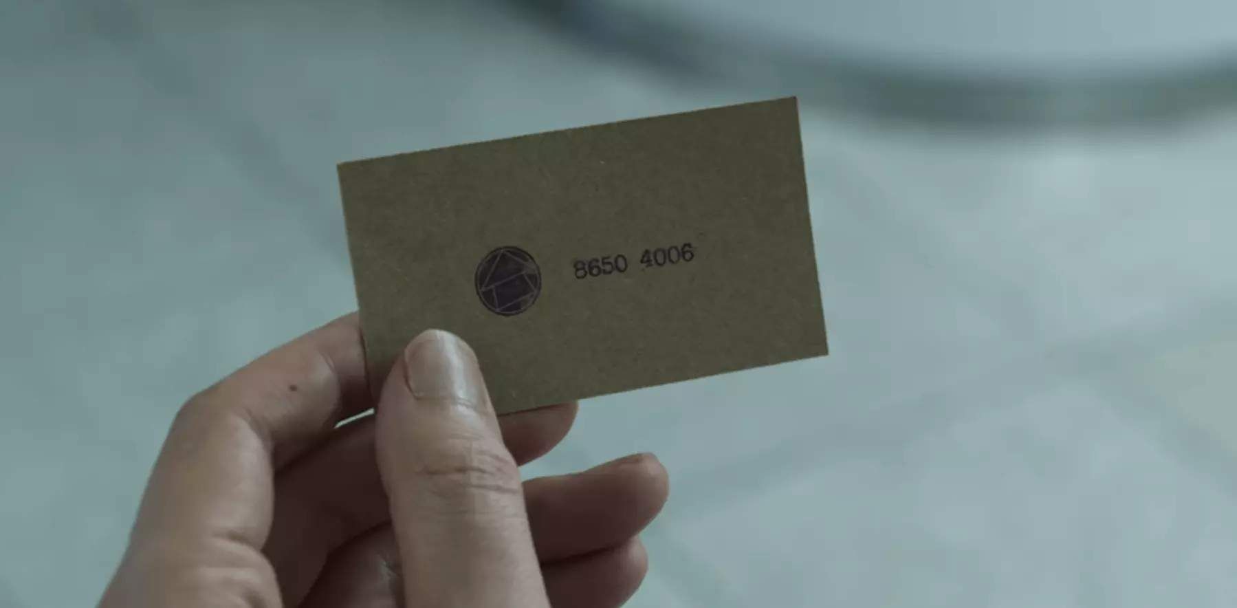 Netflix изменит сцену с реальным номером телефона на визитке в сериале "Игра в кальмара" Netflix изменит сцену с реальным номером телефона на визитке в сериале "Игра в кальмара"