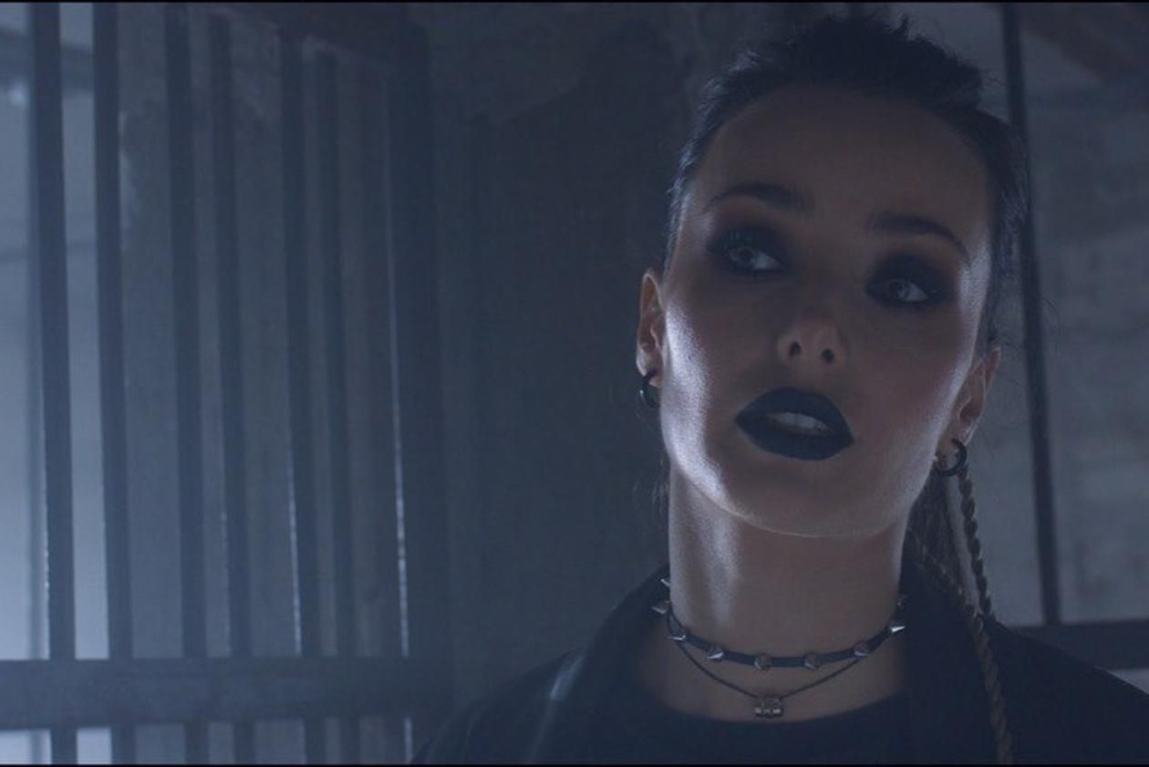 Синяк и лицо в крови: Ксения Мишина напугала образом в англоязычном фильме о Чернобыле Синяк и лицо в крови: Ксения Мишина напугала образом в англоязычном фильме о Чернобыле