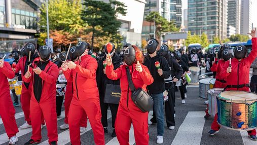 В Южной Корее тысячи людей в костюмах из "Игры в кальмара" требовали улучшить условия труда