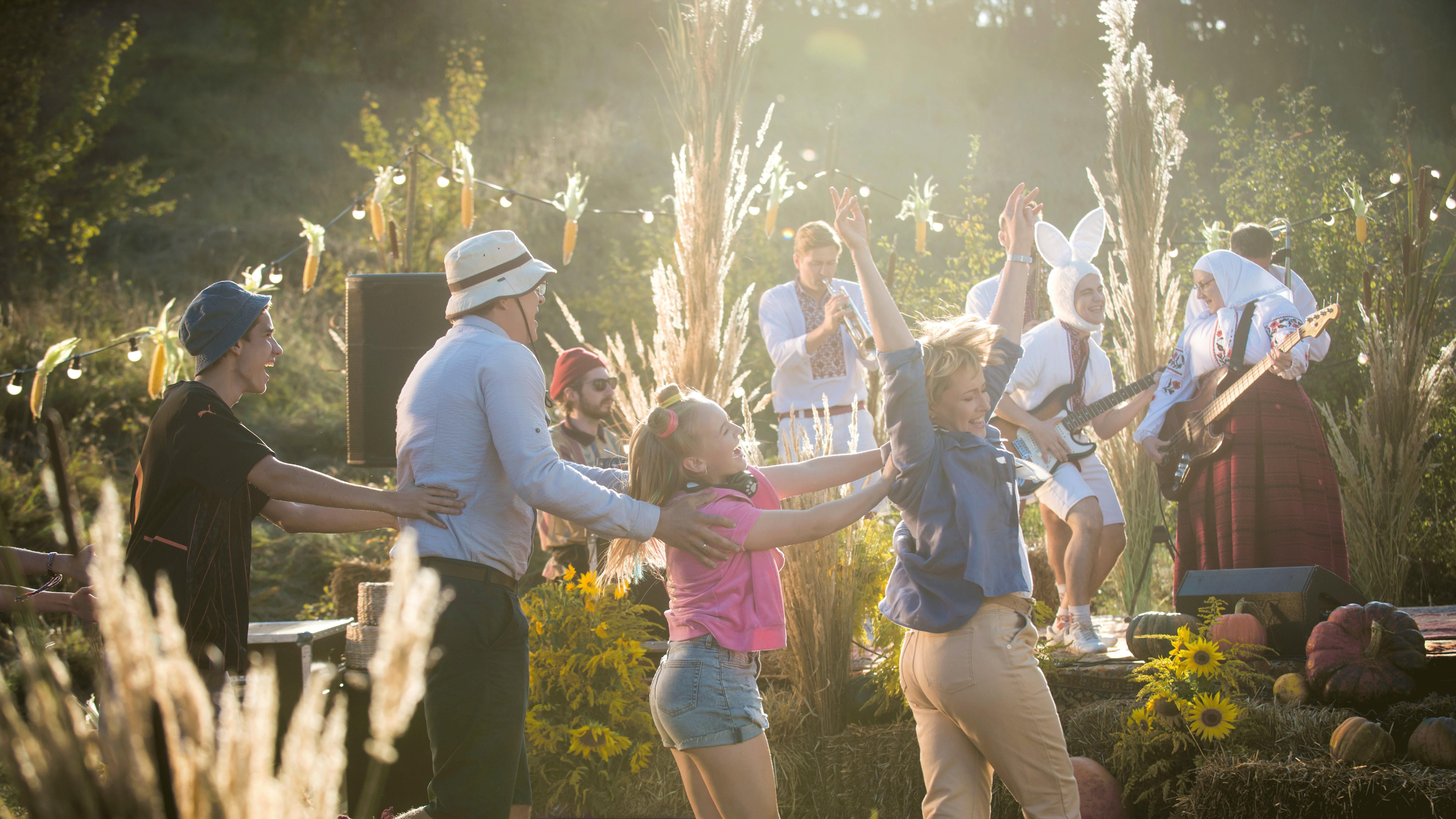 "Велика Прогулянка" з Оленою Кравець та Юрієм Ткачем: автори презентували тизер-трейлер комедії - Україна новини - Кіно "Велика Прогулянка" з Оленою Кравець та Юрієм Ткачем: автори презентували тизер-трейлер комедії - Україна новини - Кіно