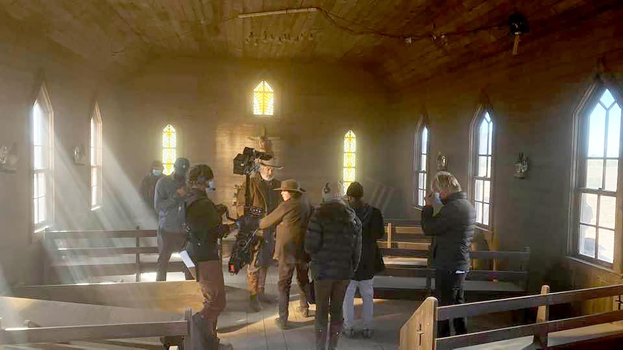 Алек Болдуин показал письмо съемочной группы с просьбой продолжить съемки "Ржавчины" Алек Болдуин показал письмо съемочной группы с просьбой продолжить съемки "Ржавчины"