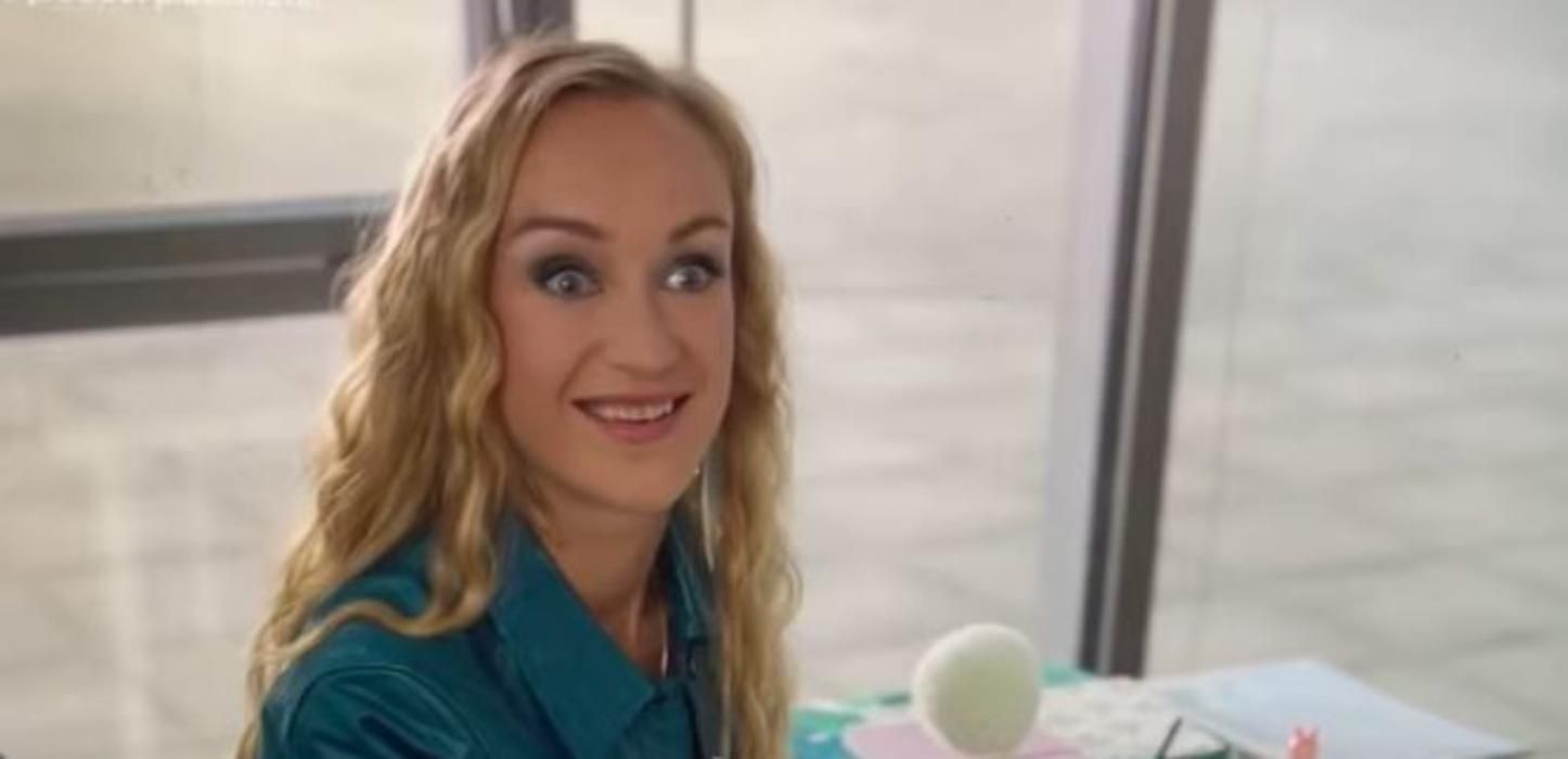 "Тупые стереотипы": украинцев разозлил образ украинки в сериале "Эмили в Париже" "Тупые стереотипы": украинцев разозлил образ украинки в сериале "Эмили в Париже"