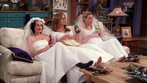 Сериальные невесты: какие свадебные платья надевали героини "Друзей"