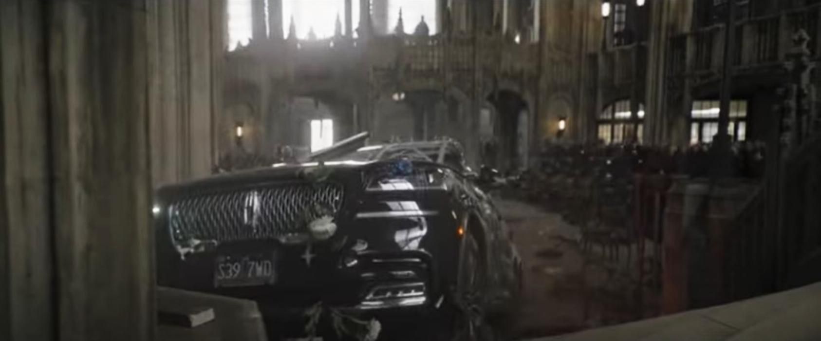 Warner Bros. опубликовала сцену с похоронами из "Бэтмена": напряженные видеокадры