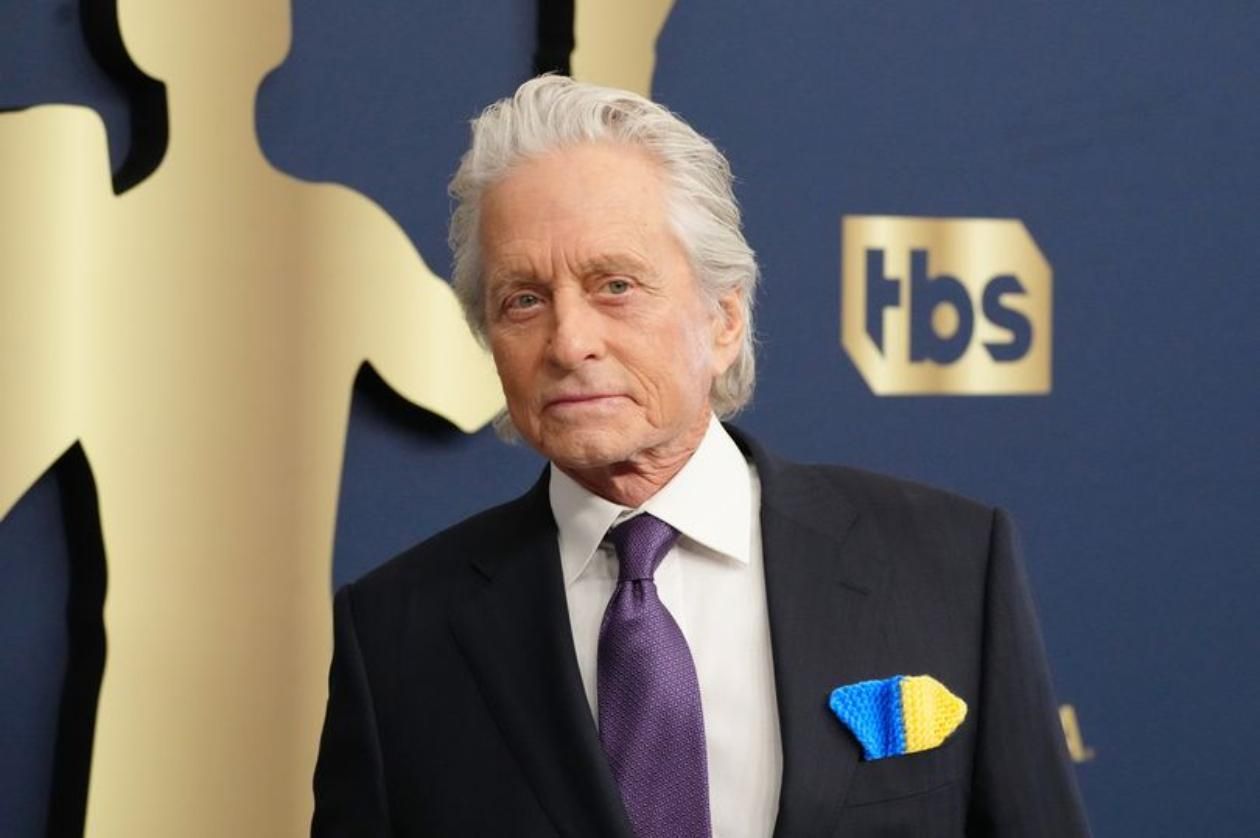 Ендрю Гарфілд, Майкл Дуглас, Леді Гага підтримали Україну на червоній доріжці SAG Awards 2022 - Кіно Ендрю Гарфілд, Майкл Дуглас, Леді Гага підтримали Україну на червоній доріжці SAG Awards 2022 - Кіно