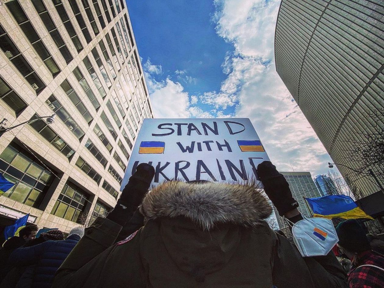 Івонн Страховскі, акторка "Розповіді служниці", вийшла на мітинг в Торонго: багатозначні фото - Кіно Івонн Страховскі, акторка "Розповіді служниці", вийшла на мітинг в Торонго: багатозначні фото - Кіно