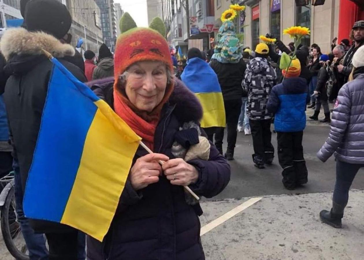 Как 82-летняя Маргарет Этвуд поддерживает Украину: собирает деньги на ВСУ и протестует в Торонто - Кино