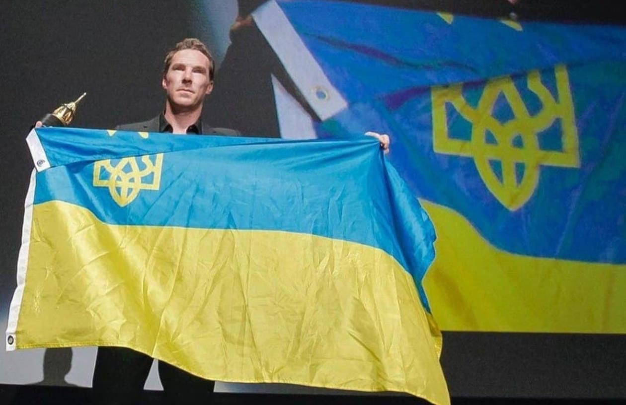 С украинским флагом: Камбербетч на кинофестивале в Санта-Барбаре снова поддержал Украину - Кино