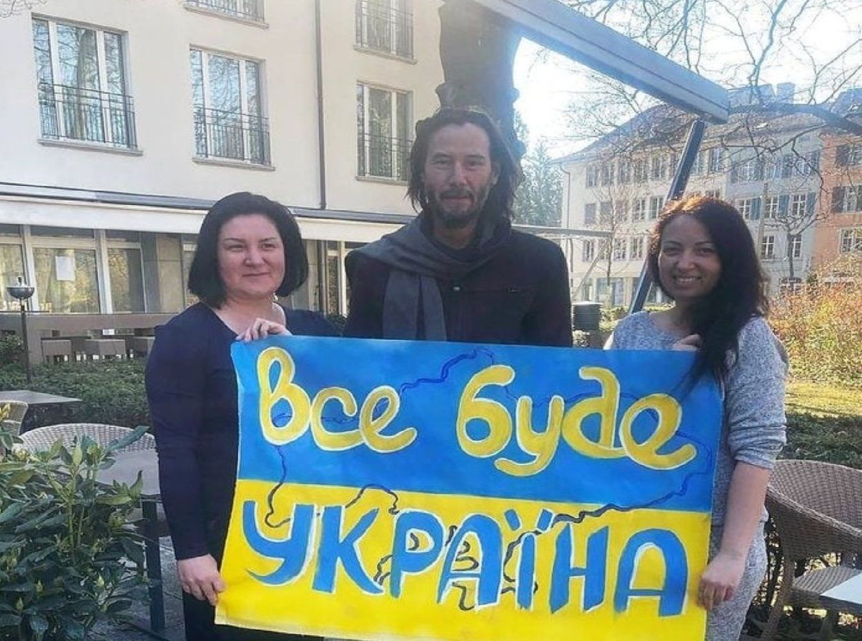 С нами Нео и Джон Вик: Киану Ривз поддержал украинцев с плакатом "Все будет Украина" - Кино С нами Нео и Джон Вик: Киану Ривз поддержал украинцев с плакатом "Все будет Украина" - Кино