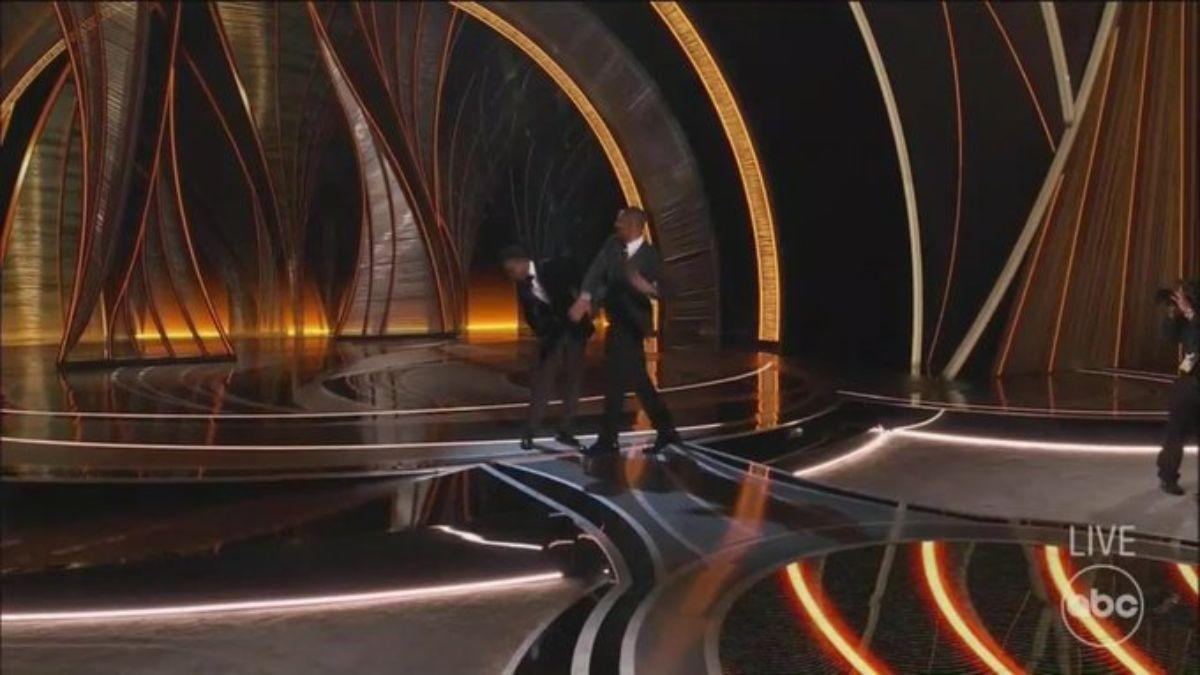 Уилл Смит ударил Криса Рока на сцене Оскара-2022 после шутки о жене: видео конфликта - Кино
