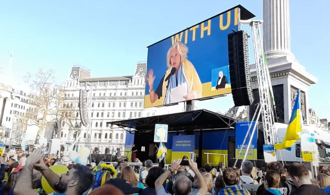 Зірка "Круелли" Емма Томпсон зачитала вірш Шевченка на мітингу в Лондоні: промовисте відео - Кіно Зірка "Круелли" Емма Томпсон зачитала вірш Шевченка на мітингу в Лондоні: промовисте відео - Кіно