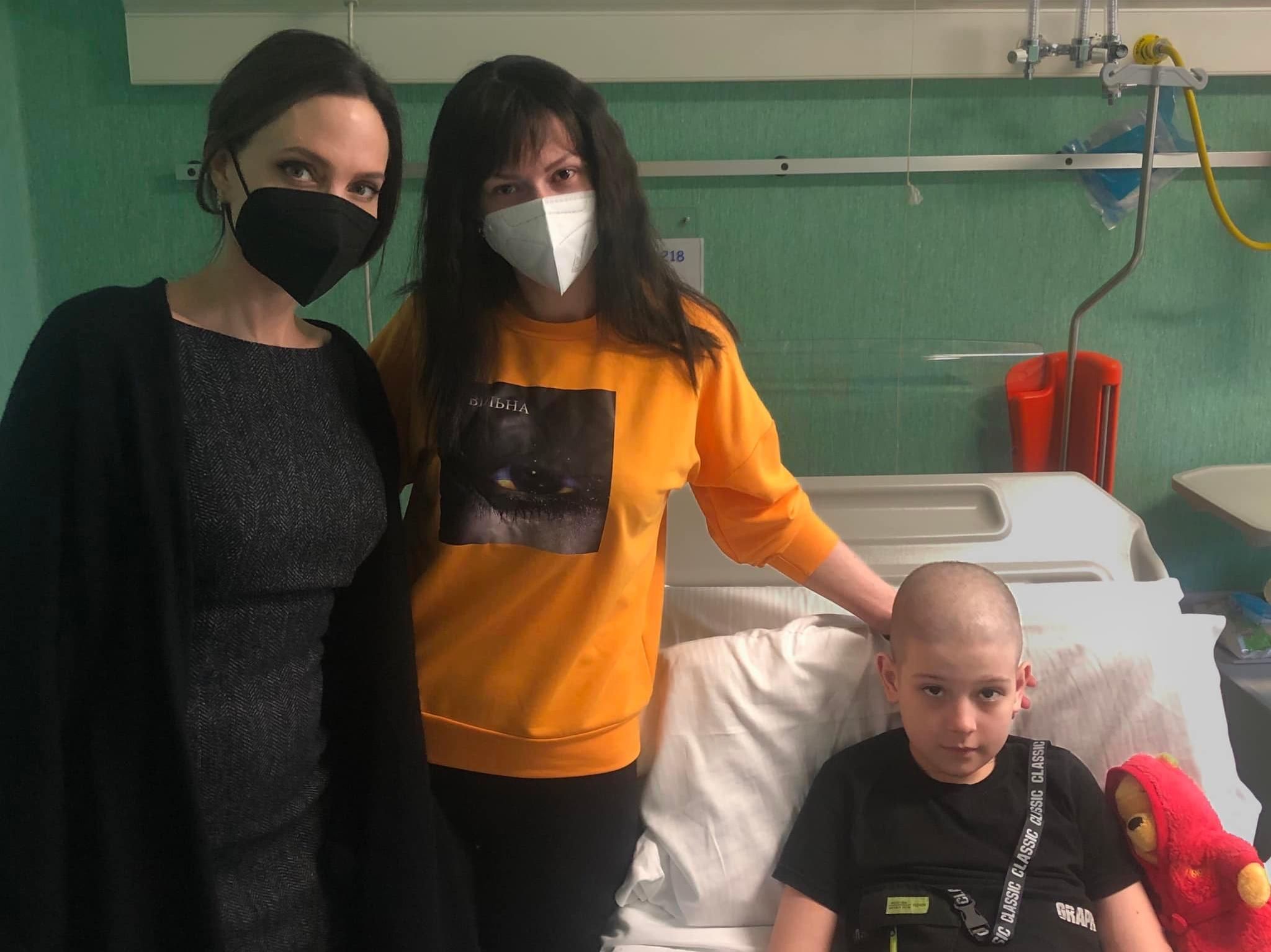 Анджелина Джоли неожиданно посетила мальчика из Черновцов, который лечится в Италии от рака - Кино