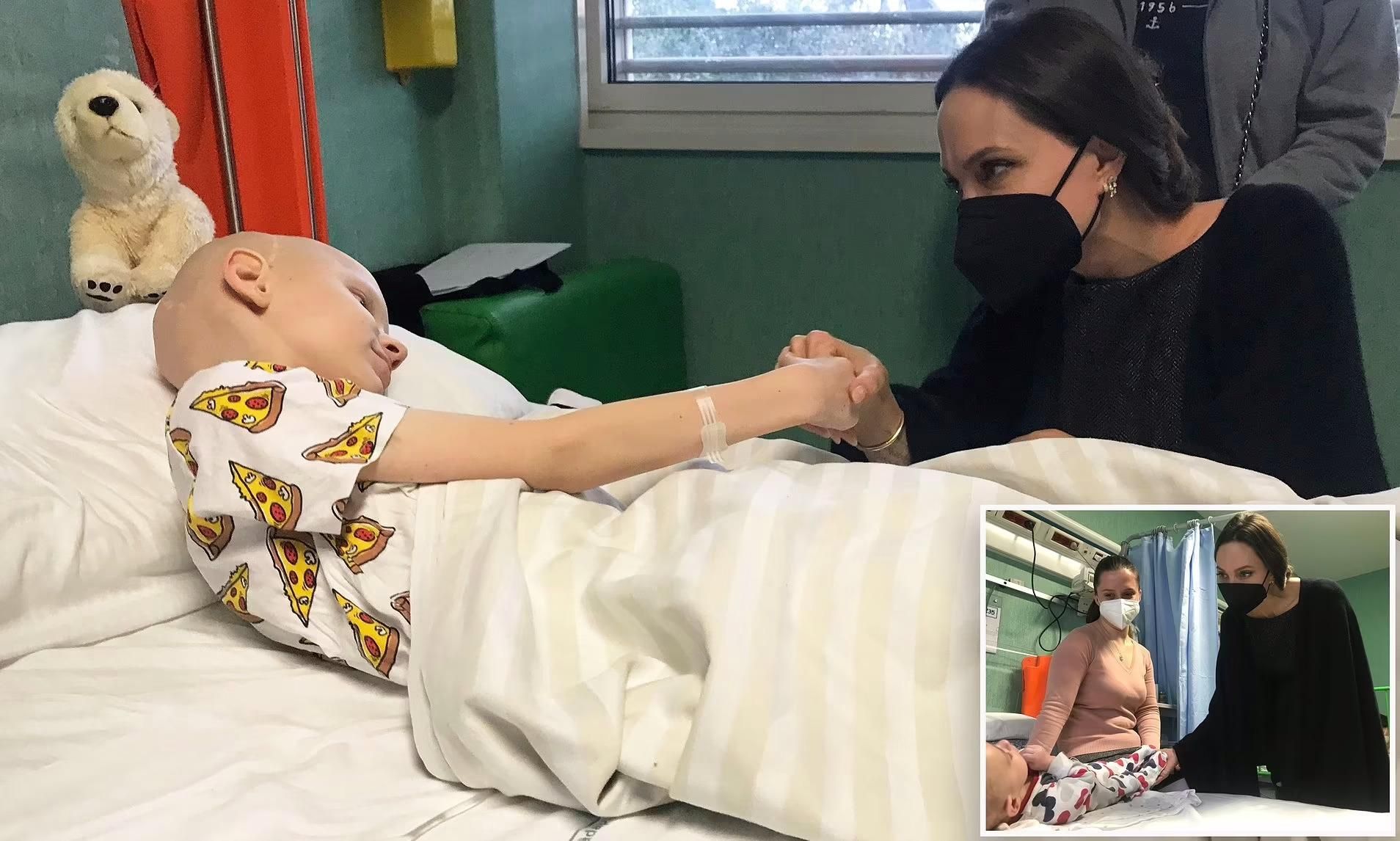 Я молюся про завершення війни, – Анджеліна Джолі відвідала дітей-біженців у лікарні Риму - Кіно