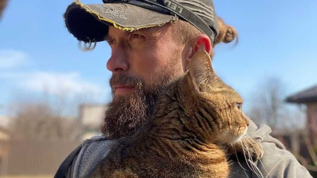 Як Олексій Суровцев зазвичай рятує тварин: актор зняв кумедне відео з котом - Кіно