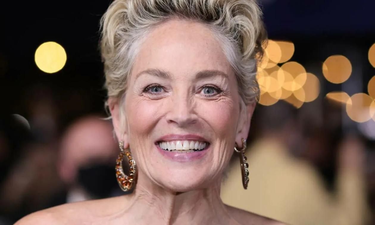 "Вас люблять": акторка Шерон Стоун запалила синьо-жовту свічку на честь українців - Кіно "Вас люблять": акторка Шерон Стоун запалила синьо-жовту свічку на честь українців - Кіно