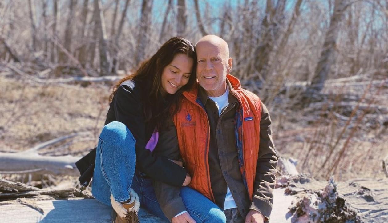 Брюс Вілліс з дружиною на прогулянці: 10-річна донька зробила зворушливі знімки - Кіно Брюс Вілліс з дружиною на прогулянці: 10-річна донька зробила зворушливі знімки - Кіно