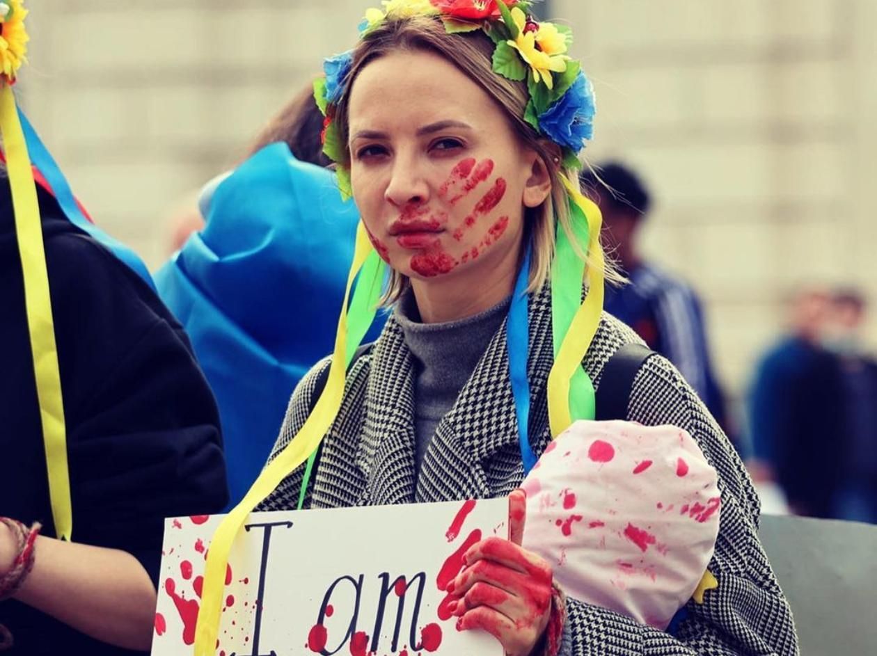 Із закривавленими руками: акторка "Жіночого кварталу" вийшла на акцію підтримки в Лондоні - Кіно Із закривавленими руками: акторка "Жіночого кварталу" вийшла на акцію підтримки в Лондоні - Кіно