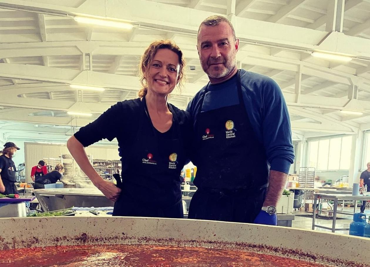 Як американський актор Лієв Шрайбер готує гарячий борщ для українців: "смачне" відео та фото - Кіно Як американський актор Лієв Шрайбер готує гарячий борщ для українців: "смачне" відео та фото - Кіно