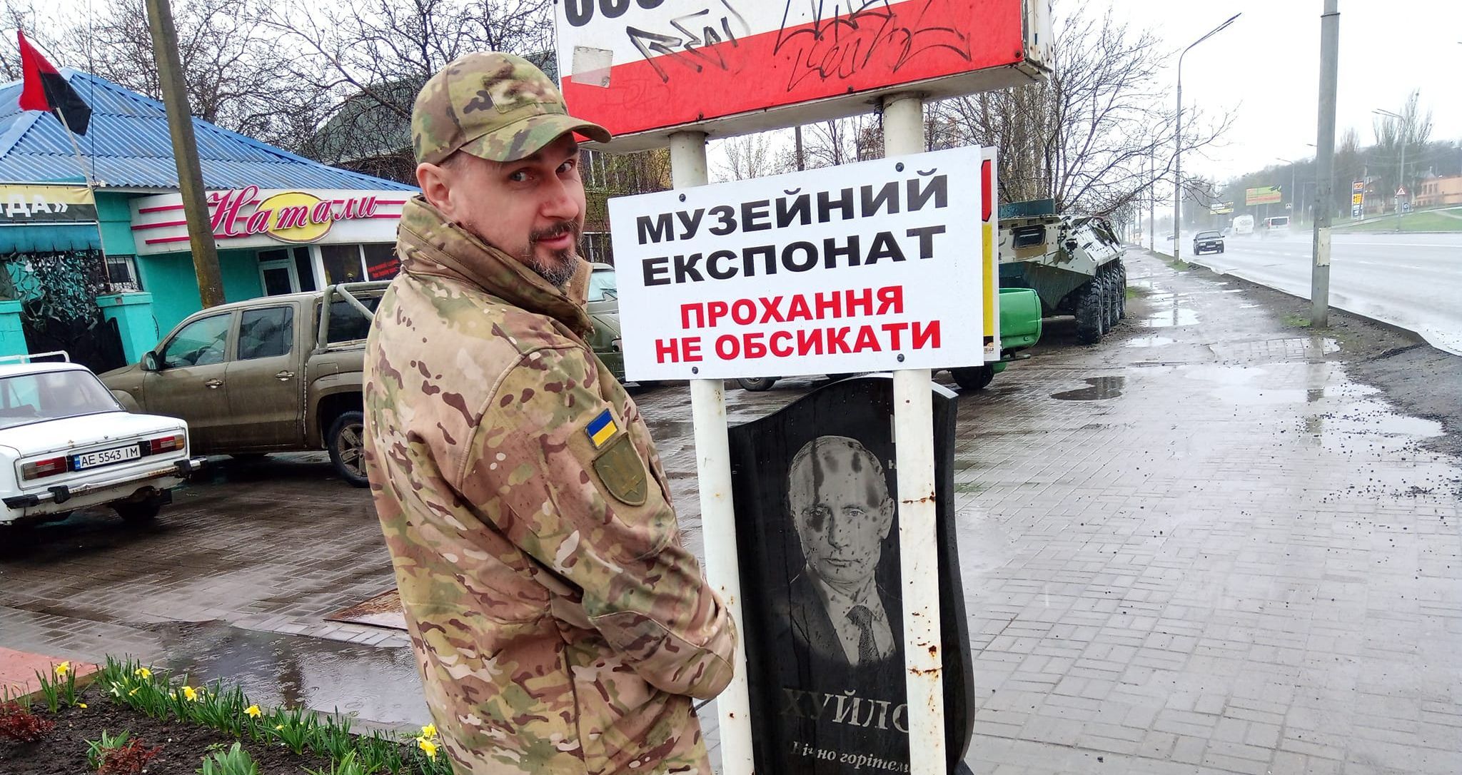 "Не удержался": Олег Сенцов взорвал сеть необычным фото у "памятника Путину" - Кино "Не удержался": Олег Сенцов взорвал сеть необычным фото у "памятника Путину" - Кино