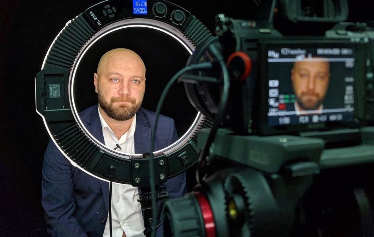 Сатиричне шоу "Бандерівське смузі": як актор Дмитро Суржиков підіймає моральний дух українців - Кіно Сатиричне шоу "Бандерівське смузі": як актор Дмитро Суржиков підіймає моральний дух українців - Кіно