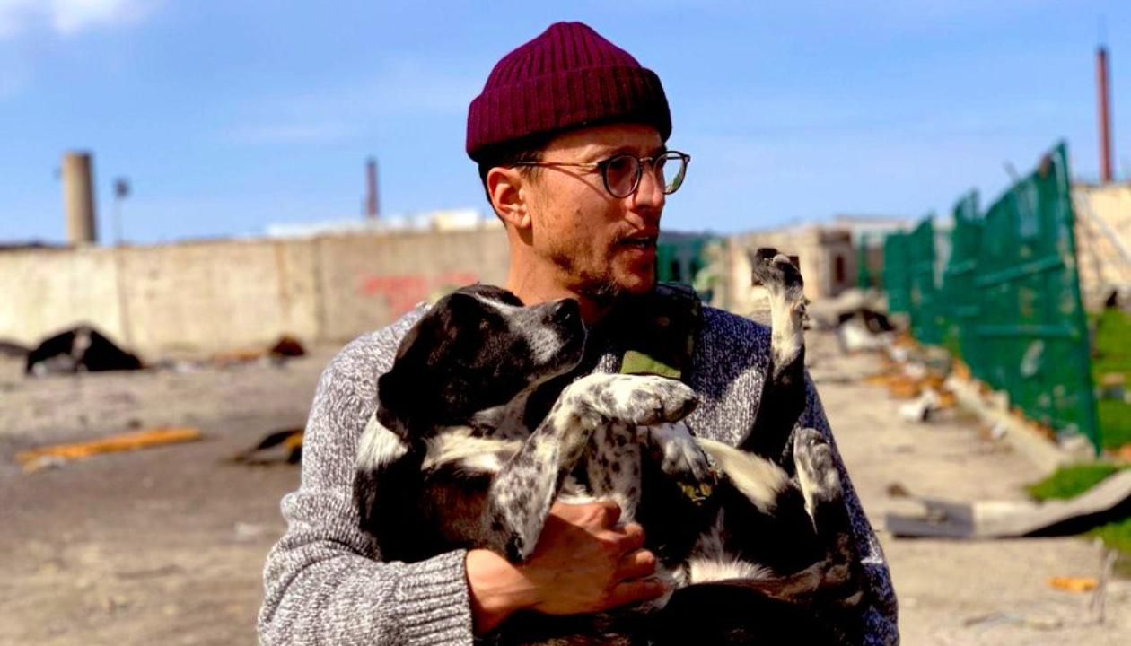 Режиссер "007: Не время умирать" Фукунага из-под завалов спас собаку в Харьковской области - Кино
