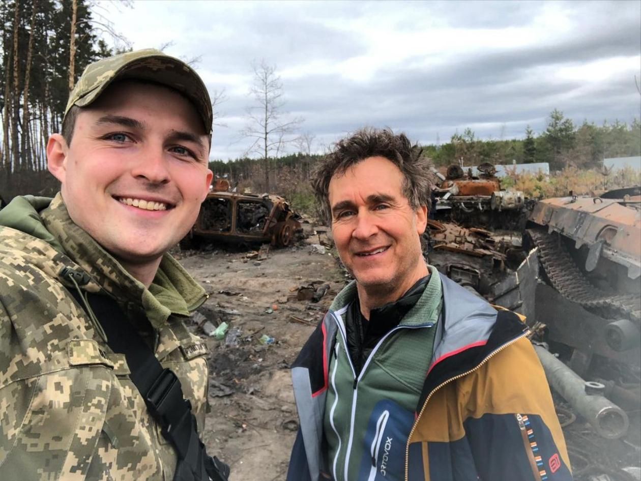 "Историй 40 миллионов": режиссер "Мистера и миссис Смит" приехал на линию фронта снимать фильм - Кино "Историй 40 миллионов": режиссер "Мистера и миссис Смит" приехал на линию фронта снимать фильм - Кино