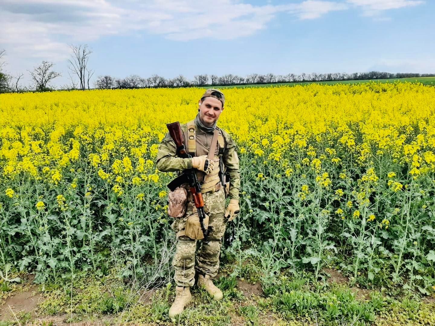 "Всі квіти мають квісти" Ахтем Сеітаблаєв показав промовисте фото на тлі синього неба та ріпака - Кіно "Всі квіти мають квісти" Ахтем Сеітаблаєв показав промовисте фото на тлі синього неба та ріпака - Кіно