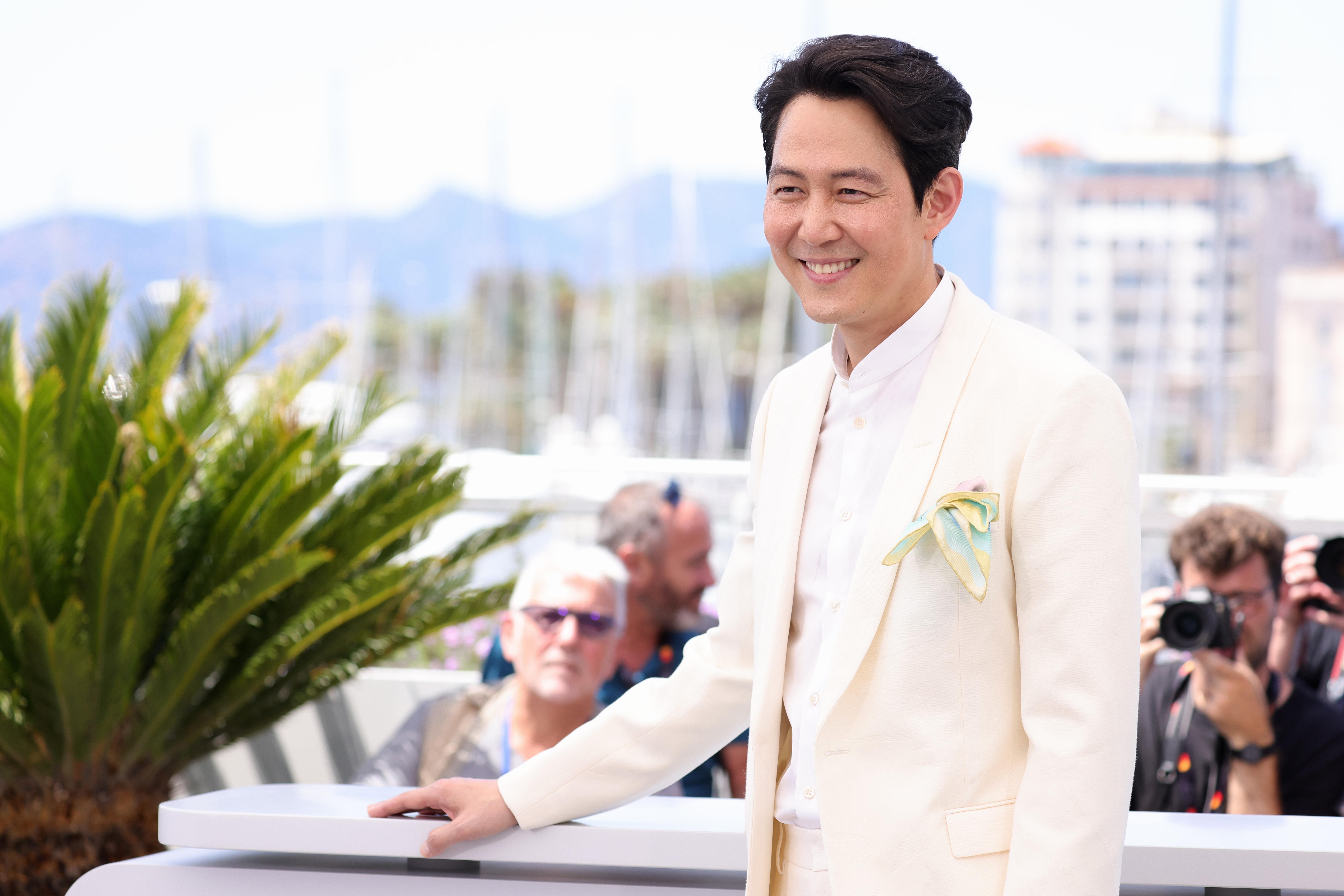 Главный актер сериала "Игра в кальмара" поддержал Украину в Каннах  красноречивое фото - Кино Главный актер сериала "Игра в кальмара" поддержал Украину в Каннах  красноречивое фото - Кино