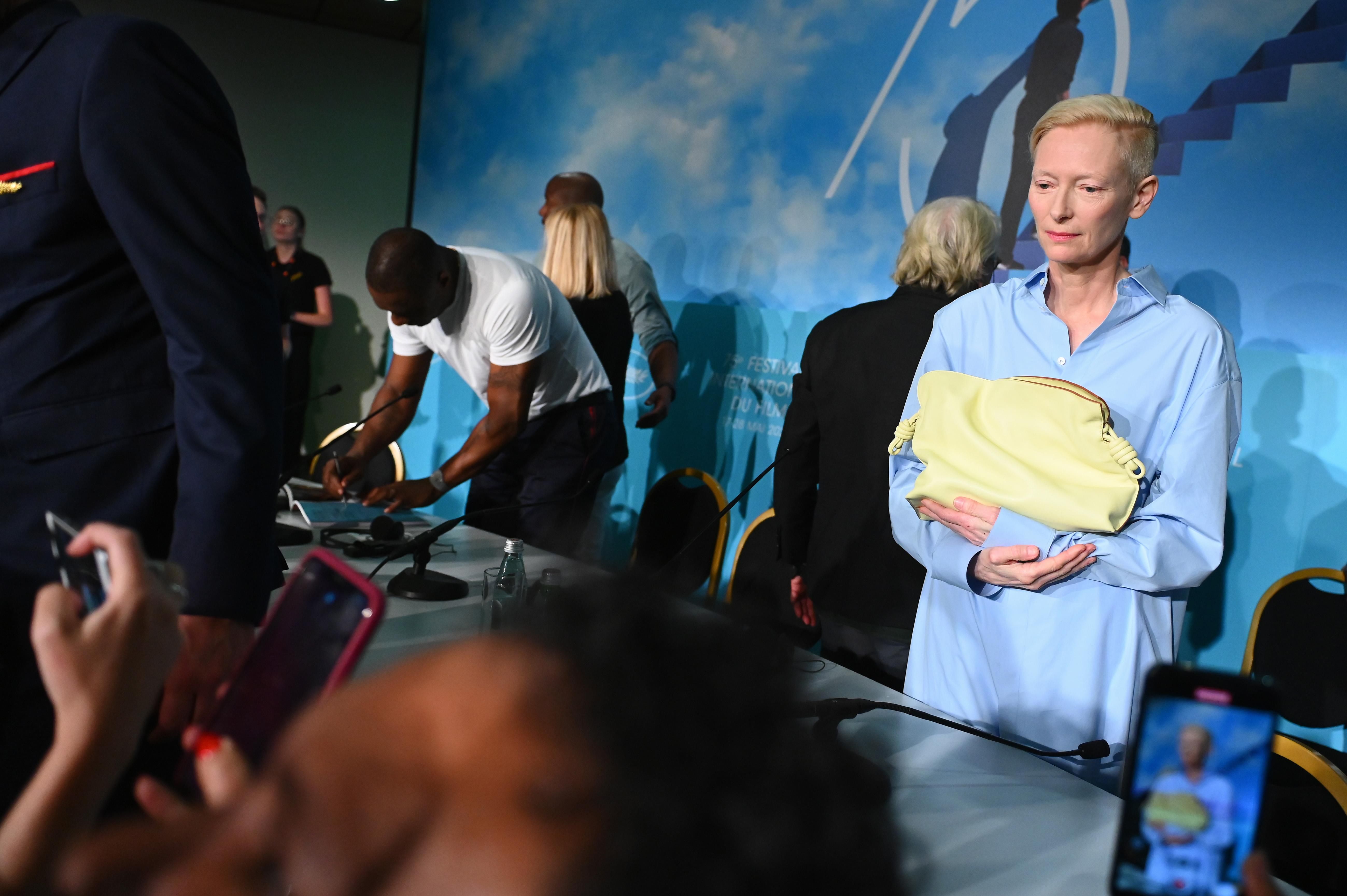 Тильда Свинтон в сине-желтом  звезда "Доктора Стренджа" поддержала Украину - Кино