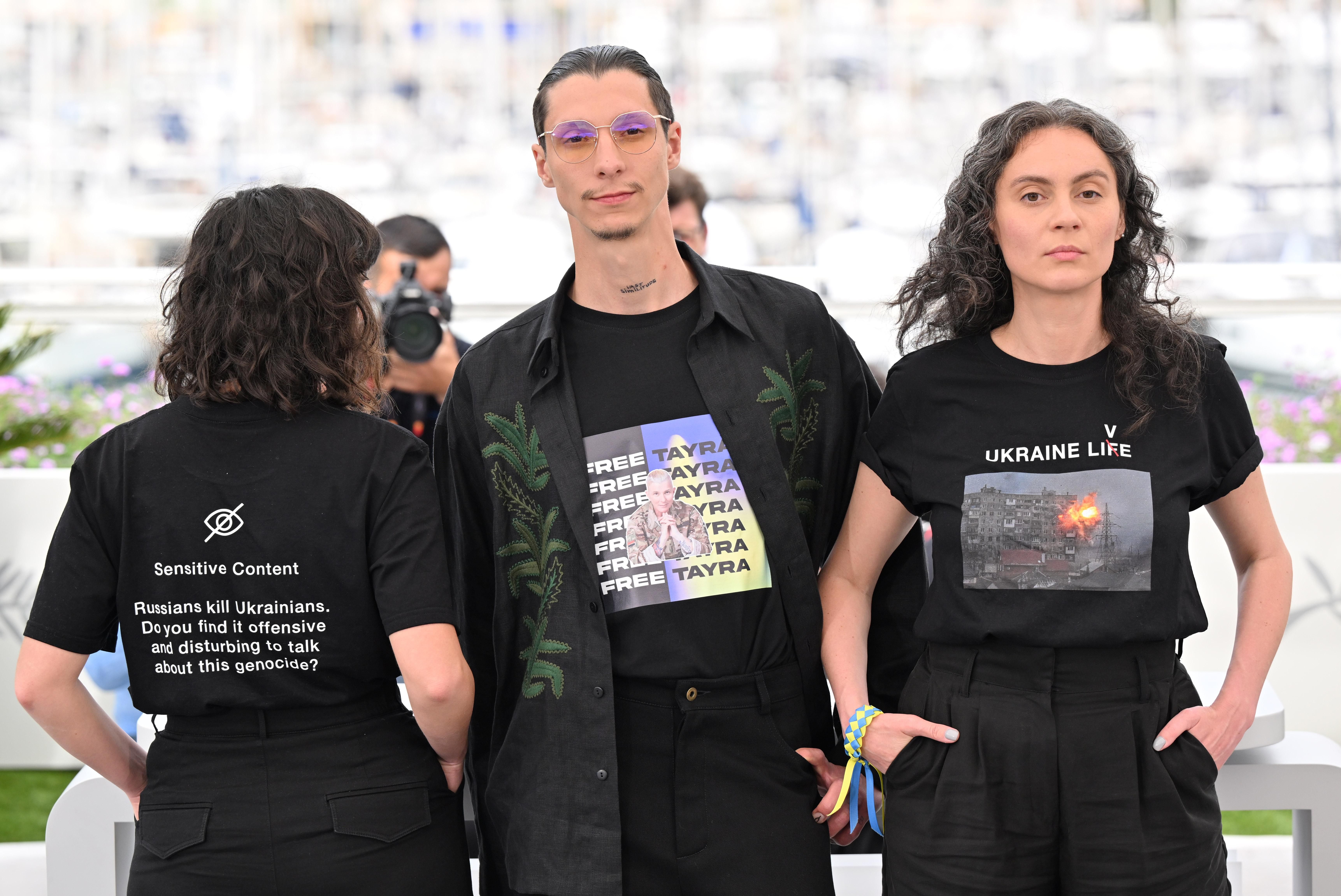 С призывом освободить Тайру и сильными лозунгами о геноциде украинцы поразили выходом в Каннах - Кино С призывом освободить Тайру и сильными лозунгами о геноциде украинцы поразили выходом в Каннах - Кино